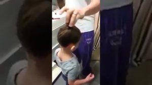 Находчивый отец заплетает дочку . угар