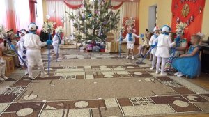 _Снеговики_ танец с метёлками.mp4