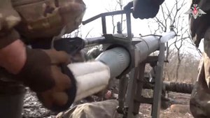 Кадры боевой работы расчёты нарезного буксируемого 120-мм миномёта "Нона-М1".