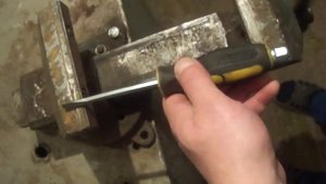 Как открутить винты на губках тисков .(Простой но эффективный способ)