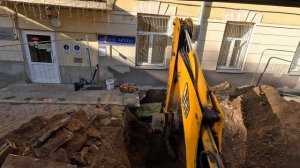 LIFE съемка демонтажа теплотрассы, вместе с лотком. Случайно сломали трубу с горячей водой