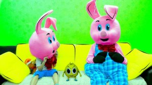 Рома играет с огромной игрушкой! Что придумал Хелпик?