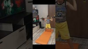 8 лет. Тренировка и упражнение дома со штангой.