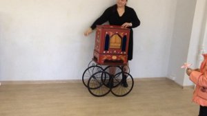 Шарманка играет музыку