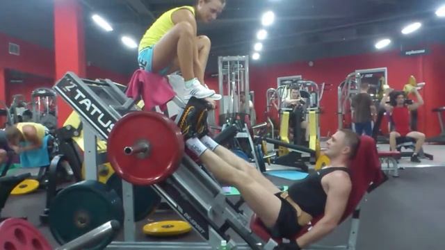Жим ногами с аппетитной фитоняшкой смотреть онлайн