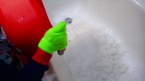 Bad Baby Ванна из Снега МАМА в СЛЕЗАХ Детки Замерзли - Kids Snow Bath Challenge Super Gross