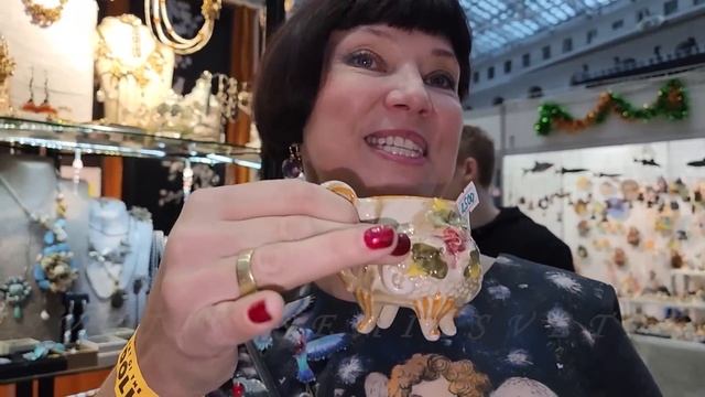 Москва. Декабрь 2022. Гостиный Двор. Новогодняя ярмарка одежды, подарков, сувениров.... смотреть онлайн