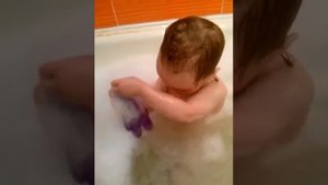 Маленькая девочка читает стих