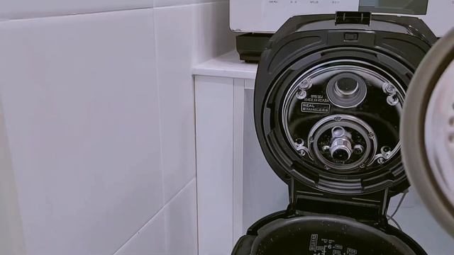 전기밥솥 청소 분리해서 꼼꼼 전기밥솥 세척 : 새것 처럼 변한 전기압력밥솥청소 방법/가습기 절대 사지 마세요, 솔방울 천연 가습기 꿀팁/밥솥 닦는법/주방 청소/미니멀 라이프 смотреть онлайн