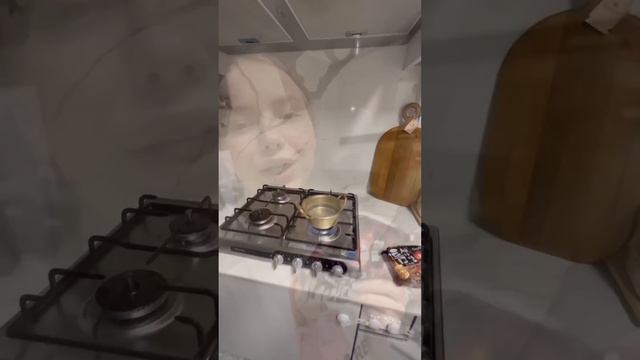 Выхожу из сумрака и ем чёрную лапшу🖤 #катякорея #жизньвкорее