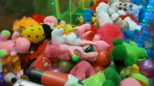 Автомат с игрушками #1 Достаём мягкую игрушку из автомата // The claw machine