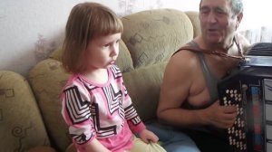 Дедушка поет с внучкой