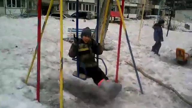 Как правильно качаться на качельке