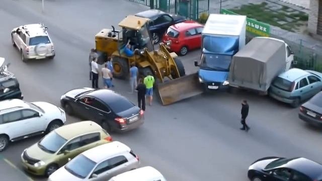 Пьяный водитель катается на тракторе