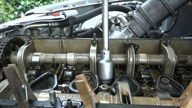 Mercedes W123 World record valve adjustment - Ventielspiel einstellen - kleppenstellen смотреть онлайн