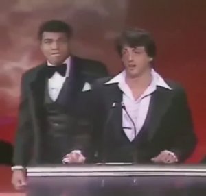 Момент, когда Мухаммед Али «удивил» Сильвестра Сталлоне на церемонии вручения «Оскара» 1977 года