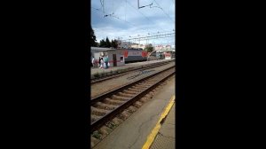 26.08.2023. ЭП1-349 с пассажирским поездом прибывает на станцию Саратов-1.
