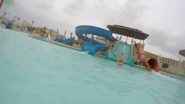 Первый раз еду с горки в аквапарке смотреть онлайн