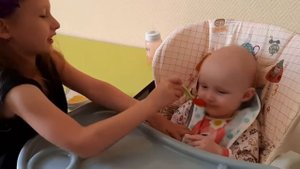 СЕСТРЕНКА. МАЛЫШКА. КАК ПРАВИЛЬНО КОРМИТЬ МАЛЫШЕЙ КАШКОЙ. КОРМЛЮ СЕСТРЕНКУ| Veronika Kids