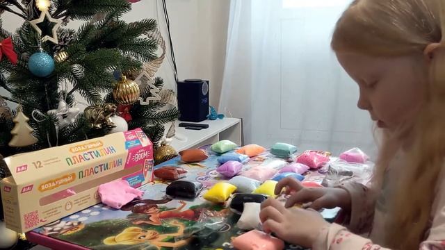 ЛЕПКА ВОЗДУШНОГО ПЛАСТИЛИНА 1 . ПЛАСТИЛИН KIKI, ДЕЛАЕМ РАЗНОЦВЕТНЫЕ ФИГУРКИ, ЛЕПИМ РУКАМИ смотреть онлайн