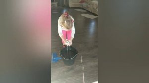 Мамина помощница моет пол