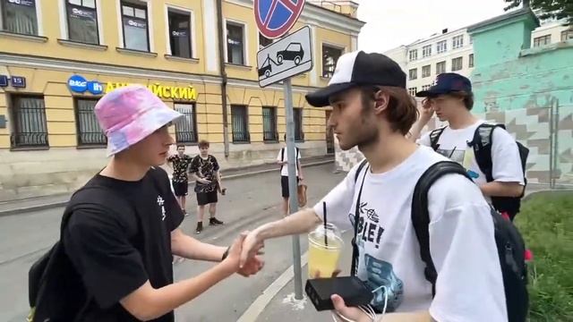 Почему же наши любимые хазяева не фоткаются на стриме с подписчиками??