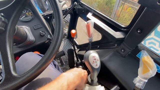 Обзор трактора Беларус 82.1 с  погрузчиком ТУРС 1500 , отвалом, щеткой,  совместная навеcка