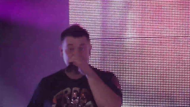 Он тебя целует смотреть онлайн