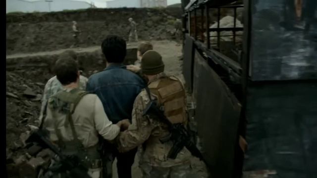 Военные сбрасывают Трэвиса в яму с Ходячими | Бойтесь ходячих мертвецов S3S1