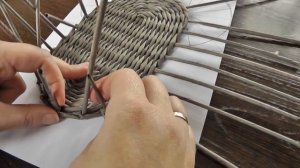 Корзинка с кружевом и деревянными ручками. Плетение из газет