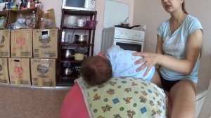 Мама делает дочи гимнастику при кривошеи на фитболе