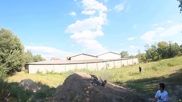 Не удачная попытка бэкфлипа смотреть онлайн