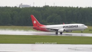 Взлёт Ижавии с мокрой ВПП