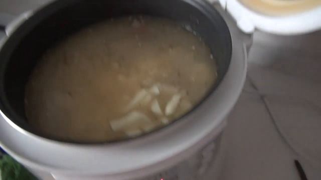 Как сварить гороховый суп с копчеными ребрышками в мультиварке смотреть онлайн