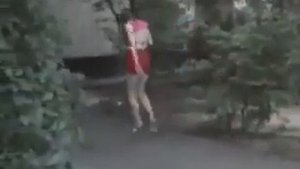 Пяная девушка идёт домой.Чията судьба.