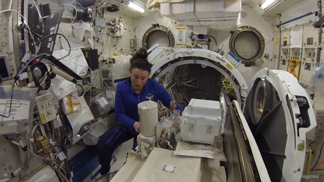 Установка научной аппаратуры в шлюзовой отсек японского модуля