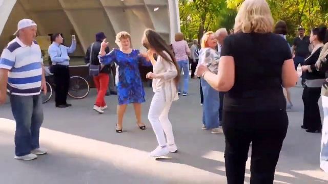 ТВОЯ МАРКИЗА! СЧАСТЛИВЫЕ МОМЕНТЫ ИЗ ПАРКА ГОРЬКОГО ХАРЬКОВ МИРНЫЙ смотреть онлайн