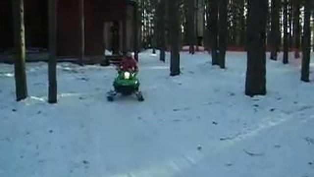 Вотчина деда Мороза, март 2014 (Милана на снегоходе) смотреть онлайн