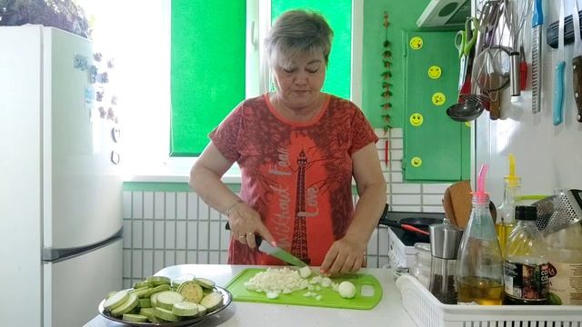 Гуляш с кашей и особенные кабачки. смотреть онлайн