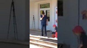 Малыш поет песню с папой . Динозаврики