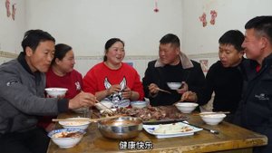 黄土兄弟800元买70斤大牛头，霞姐做年夜饭辣卤牛头，皮筋肉烂吃爽了！【黄土兄弟】
