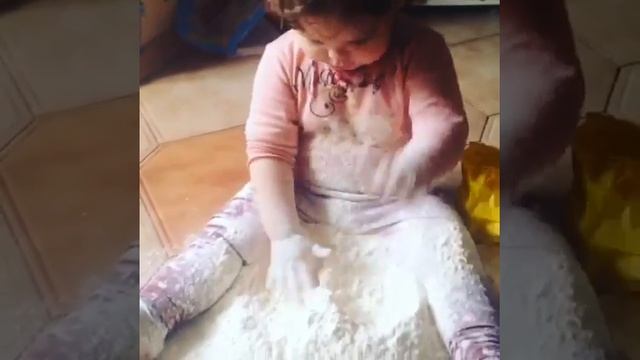 Как правильно замешивать тесто. ВАРЮШКА месит тесто. Как научить ребенка готовить. смотреть онлайн