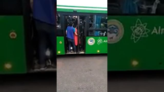 В тесноте, да не в обиде: Переполненный автобус в Алматы удивил очевидцев