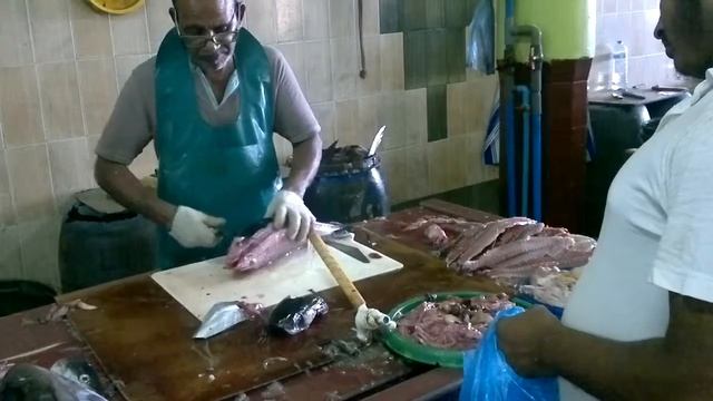 Разделка рыбы на рынке в Мале 2 смотреть онлайн