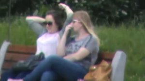 Девушки отдыхают на природе