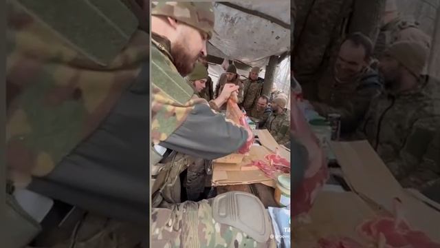 ВСУшники жрут хамон на фронте.