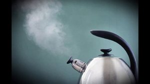 ВРАЧИ ШОКИРОВАЛИ ЗАЯВЛЕНИЕМ! Почему кипятить воду повторно нельзя и чем это опасно?