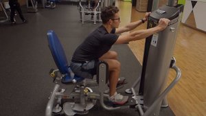 разведение ног в тренажере с наклоном