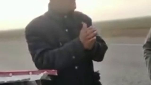 Жители Казахстана встретили гражданину Узбекистана, который едет пешком в Мекке. смотреть онлайн