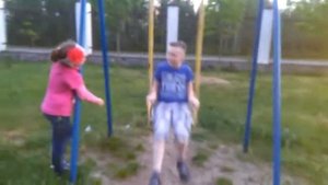 Ваши дети каждый день ломают ноги на качелях